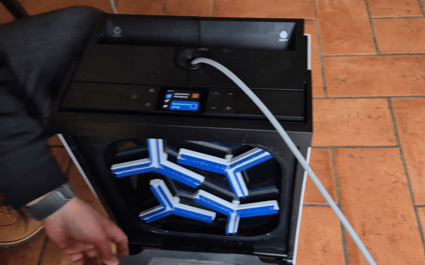 Die Waschstation des ECOVACS WINBOT W3 OMNI ist zu sehen.